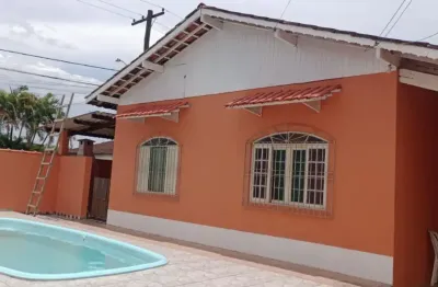 Casa com 2 quartos, piscina e área gourmet com churrasqueira em itanhaém.