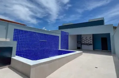 Casa com piscina, 2 quartos e churrasqueira em itanhaém.