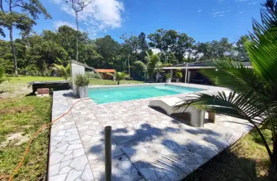 Chácara com 3 quartos, piscina e área gourmet em itanhaém.