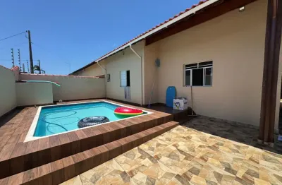 Casa na praia com 2 quartos, piscina e área gourmet em itanhaém.