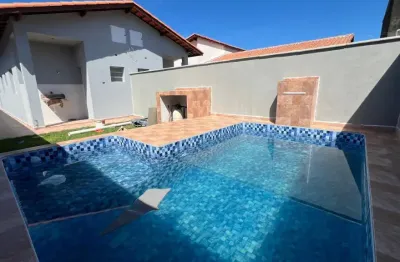 Casa com 2 quartos, piscina e área gourmet em itanhaém.