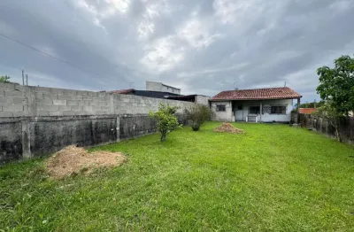 Casa com 2 quartos, espaço para piscina e jardim em itanhaém.