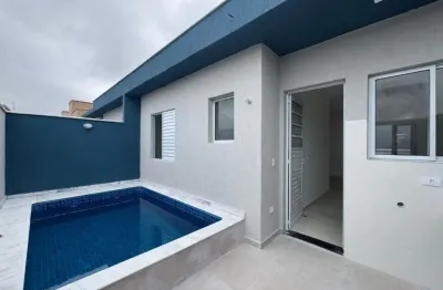Casa em condomínio com piscina e área gourmet em itanhaém.