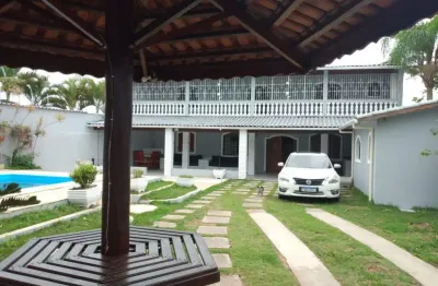 Casa com 4 quartos, piscina e churrasqueira em itanhaém.
