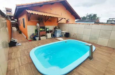 Casa na praia com 2 quartos, piscina e churrasqueira em itanhaém.