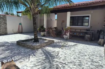 Casa na praia com 3 quartos, área goumet e espaço para piscina em itanhaém.