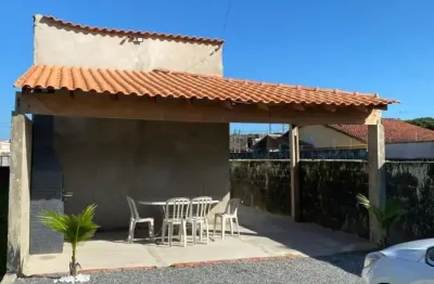 Casa com espaço para piscina e churrasqueira em itanhaém.