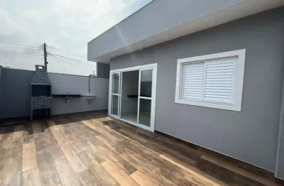 Casa em condomínio com 2 quartos e área gourmet em itanhaém.