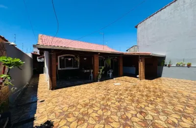 Casa na praia com 2 quartos, área gourmet e jardim em itanhaém.