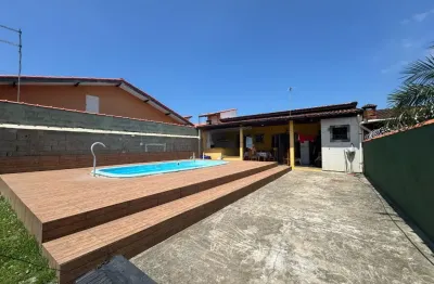 Casa com 2 quartos, piscina e área gourmet com churrasqueira em itanhaém.