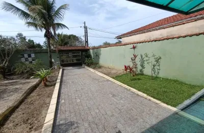Casa com 4 quartos, jardim e espaço para piscina em itanhaém.