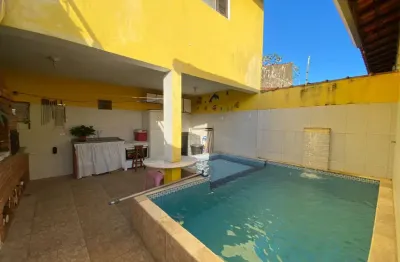 Casa na praia com 3 quartos, piscina e churrasqueira em itanhaém.