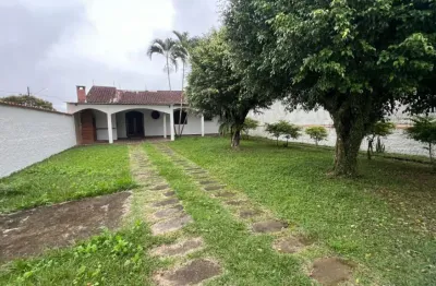 Casa com 2 quartos, espaço para piscina e churrasqueira em itanhaém.