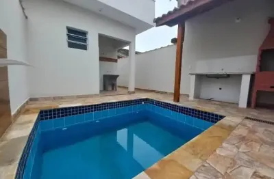 Casa com 2 quartos, piscina e área gourmet com churrasqueira em itanhaém.