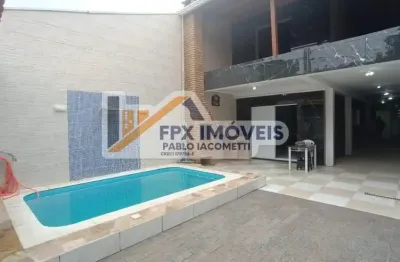 Casa com piscina, 3 quartos e área gourmet com churrasqueira em itanhaém.