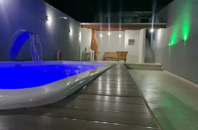 Casa com 2 quartos, piscina e área gourmet em itanhaém.