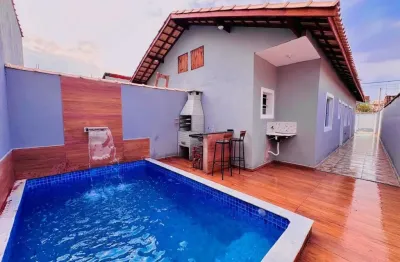 Casa com piscina, 2 quartos e área gourmet em itanhaém.