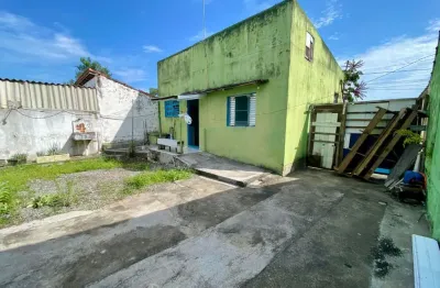 Casa com 2 quartos, jardim e espaço para piscina em itanhaém.