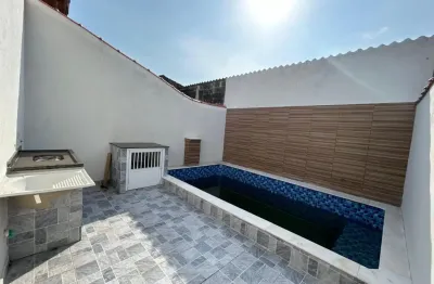 Casa com 2 quartos, piscina e área gourmet em itanhaém.