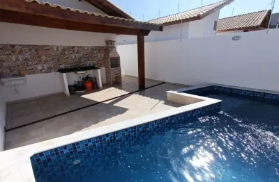 Casa na praia com 3 quartos, piscina e área gourmet em itanhaém.