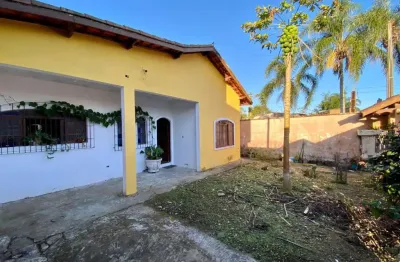 Casa com 3 quartos, churrasqueira e espaço para piscina em itanhaém.