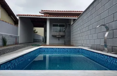 Casa na praia com 2 quartos, piscina e churrasqueira em itanhaém.
