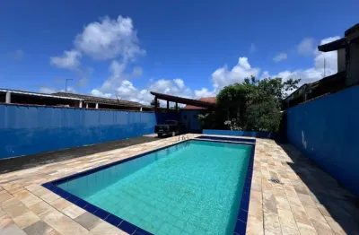 Casa na praia com 3 quartos, piscina, churrasqueira e jardim em itanhaém.