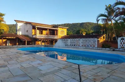 Casa com 3 quartos, piscina e área gourmet com churrasqueira em itanhaém.