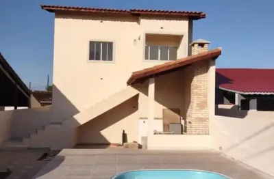 Casa com 2 quartos, piscina e churrasqueira em itanhaém.