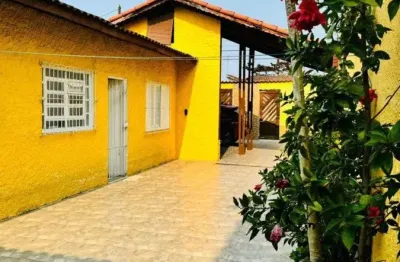 Casa na praia com 2 quartos, área gourmet e espaço para piscina em itanhaém.