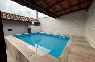 Casa com 3 quartos, piscina e área gourmet em peruíbe.