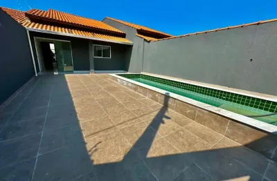 Casa com piscina e 2 quartos em itanhaém - r$ 350.000,00.