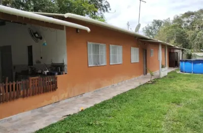 Chácara com 2 quartos, área gourmet e espaço para piscina em itanhaém.