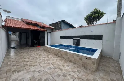Casa com piscina, 2 quartos e área gourmet com churrasqueira em itanhaém.