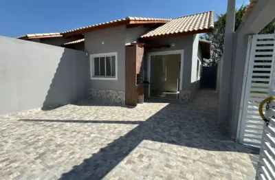 Casa com 2 quartos, piscina e churrasqueira em itanhaém.