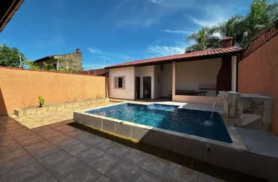 Casa na praia com 3 quartos, piscina e área gourmet em itanhaém.