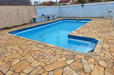 Casa em condomínio com 2 quartos e piscina em peruíbe.