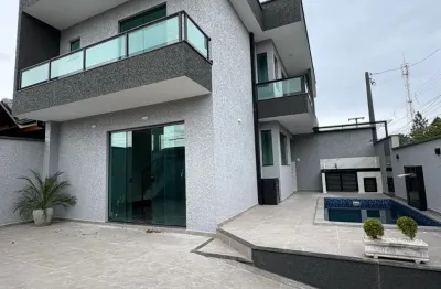 Casa com piscina, 2 quartos e churrasqueira em peruíbe.