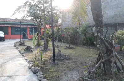 Casa com 2 quartos, espaço para piscina e jardim em itanhaém.