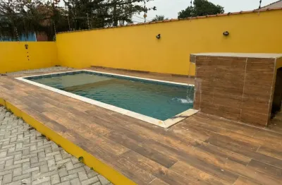 Casa à 300m do mar com 2 quartos e piscina em itanhaém.