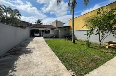 Casa na praia com área gourmet, jardim e espaço para piscina em itanhaém.