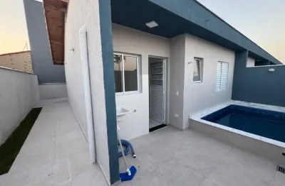 Casa com 2 quartos, piscina e churrasqueira em itanhaém.