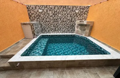 Casa em condomínio com piscina, 2 quartos e churrasqueira em itanhaém.