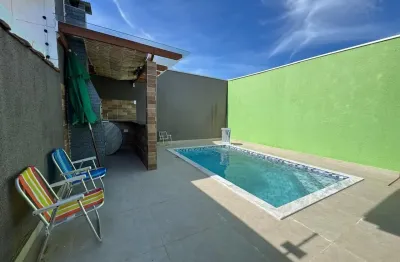 Casa na praia com piscina, 2 quartos e churrasqueira em peruíbe.