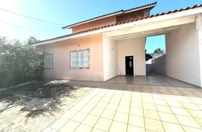 Casa à 50m do mar com 3 quartos e piscina em peruíbe.