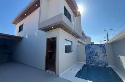 Casa na praia com piscina e área gourmet em peruíbe - r$ 450.000,00.