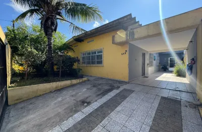 Casa na praia com 2 quartos, área gourmet e jardim em peruíbe.