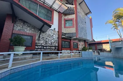 Pousada à 100m do mar com 12 quartos e piscina em itanhaém.