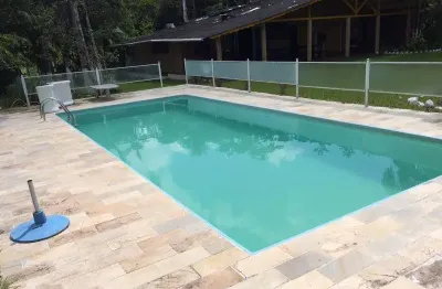 Chácara com piscina, 5 quartos e churrasqueira em itanhaém.
