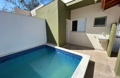 Casa à 60m do mar com piscina e área gourmet em itanhaém - r$ 330.000,00.